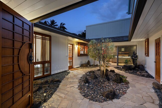 Building Photo - Large 6 Bedroom/5 Bathroom Home on Quiet Kailua Private Lane with Heated Pool and Spa Available 8...