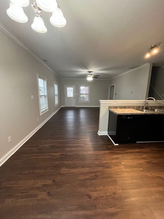 Building Photo - 4-bedroom, 2.5-bathroom home located in the heart of Lexington, KY