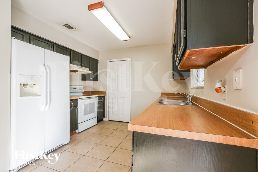 Building Photo - 3208 Buckland St