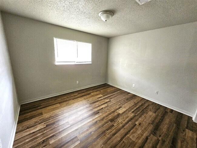 Building Photo - 2421 16th Ave N