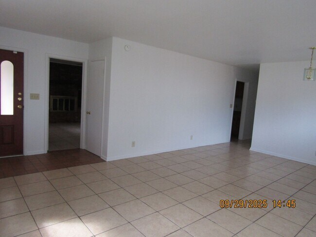 Building Photo - Very nice spacious home! No Carpet! Pet Fr...