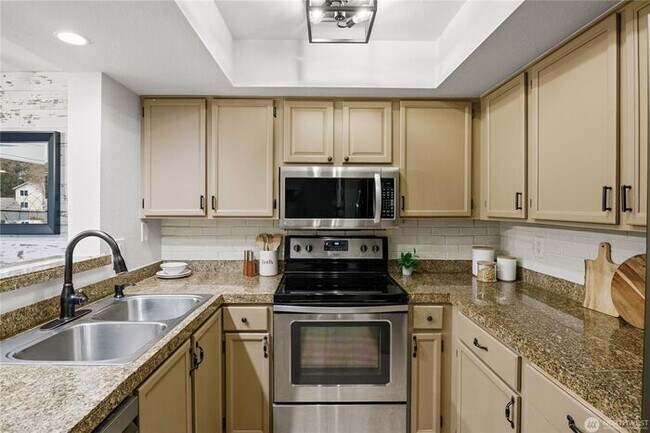 Building Photo - Spacious 2-Bedroom Ground Floor Condo with Private Yard in Kirkland