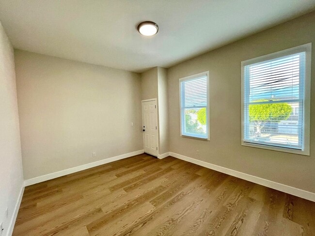 Building Photo - SPECTACULAR, COMPLETELY RENOVATED 2 BED/1 BATH FULLY!!!