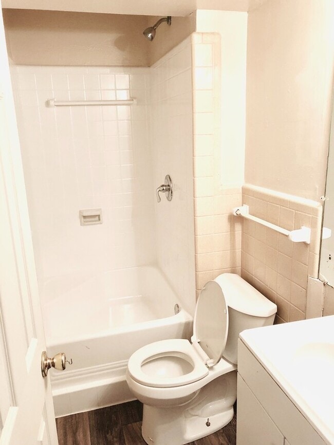 Building Photo - Classic 1 Bedroom Apartment in Historic Do...