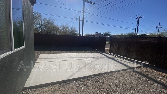 Building Photo - 2341 S 3rd Ave