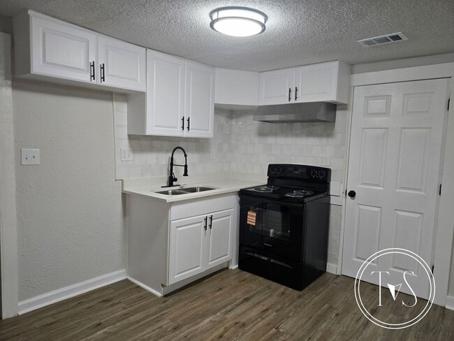 Building Photo - Move-in ready NOW!