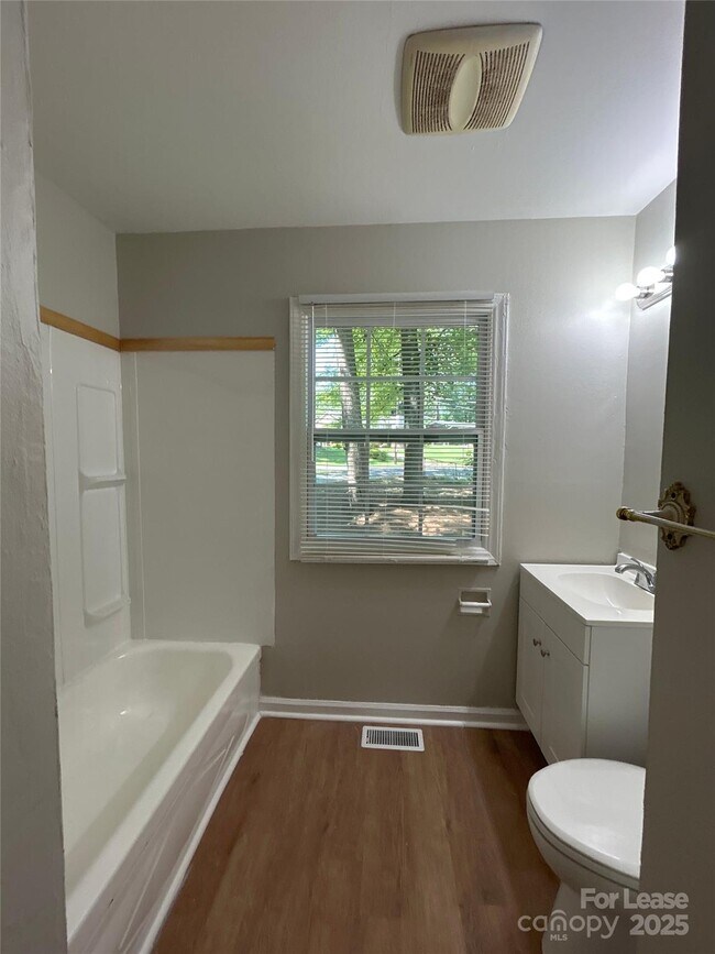 Building Photo - 2818 Ravencroft Dr