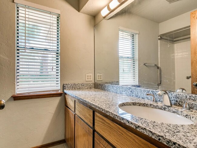 Building Photo - 3-bed 2-bath Townhouse Available in NW Nor...