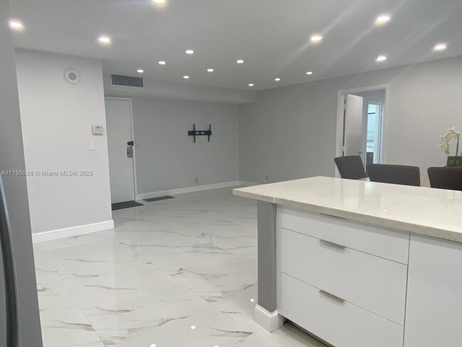 Building Photo - 17021 N Bay Rd