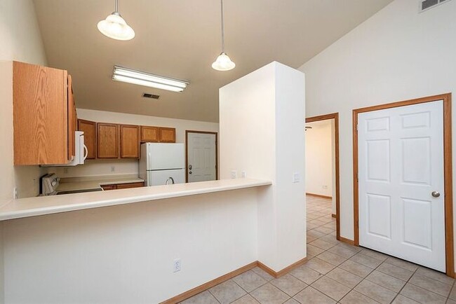 Building Photo - $2,695 | 4 Bedroom, 2 Bathroom | 3rd Floor...