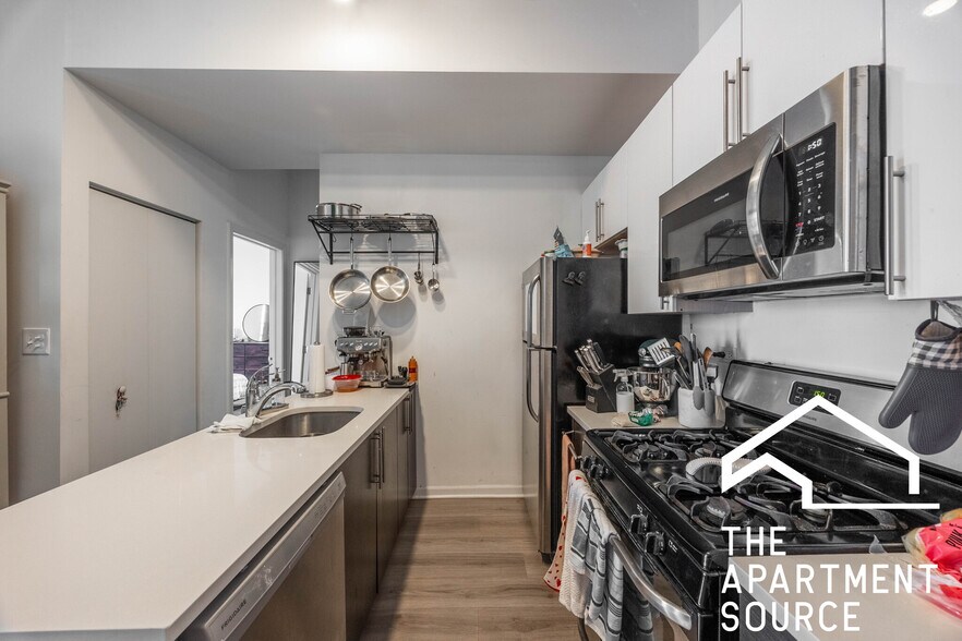 Building Photo - 2021 S Throop St