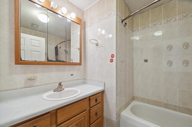 Building Photo - 803 Hennessey Dr