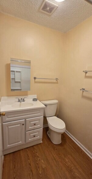 Building Photo - 215 W 31st St