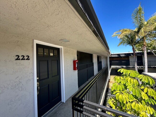 Building Photo - Beautiful 1BD/1BA W/ Reserved Parking and In-Unit Laundry in North Park!