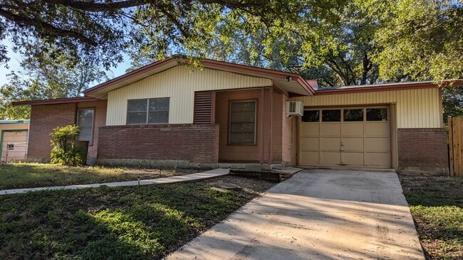Building Photo - 1110 Sumner Dr