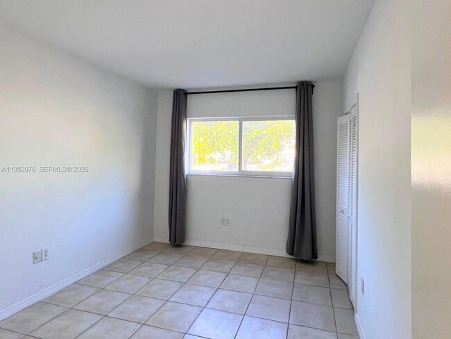 Building Photo - 2430 NE 135th St