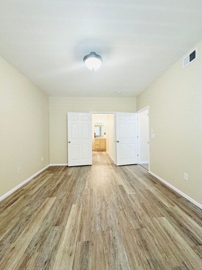 Building Photo - Beautiful, 2 Bed/2 Bath Condo in High Plai...