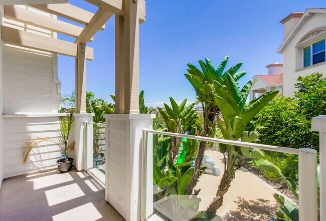 Building Photo - Available Now! Tri-Level 3 Bedroom 3.5 Bath Townhome!!