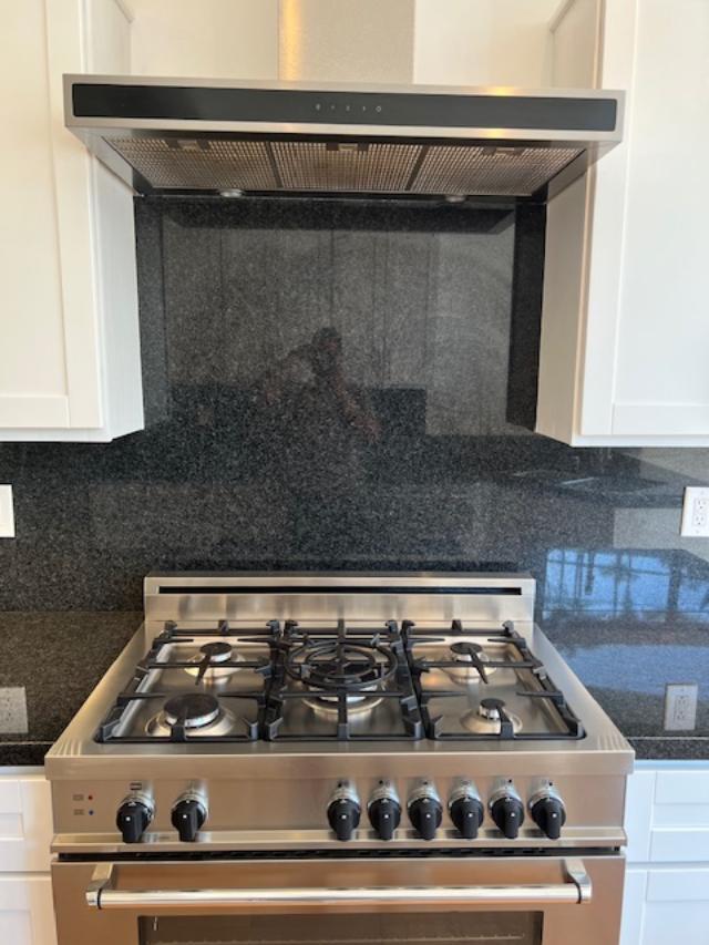 Bertazzoni gas stove and oven - 2812 Anchor Ave