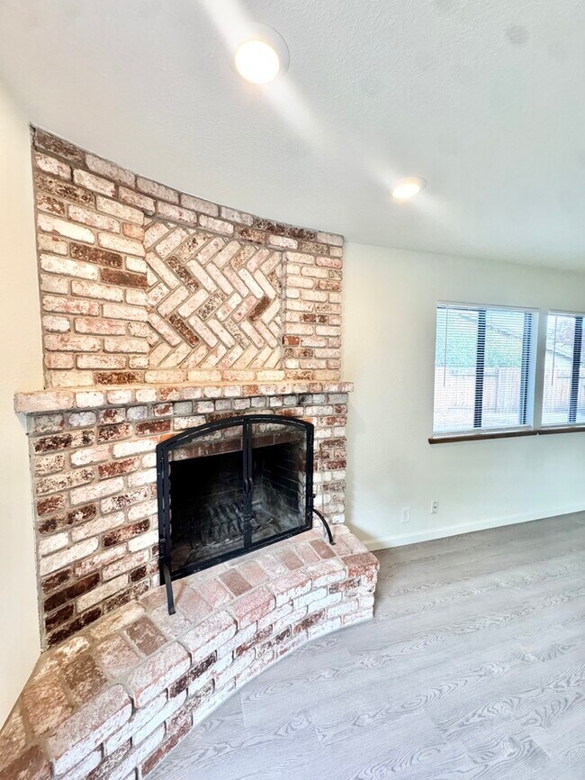 Building Photo - Stunning 3 bedroom 2.5 bathroom home in Folsom with large backyard