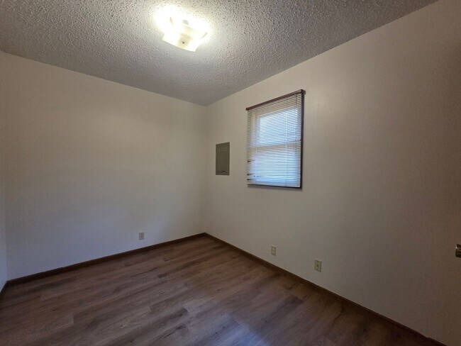 Building Photo - 1214 Bluestem Dr