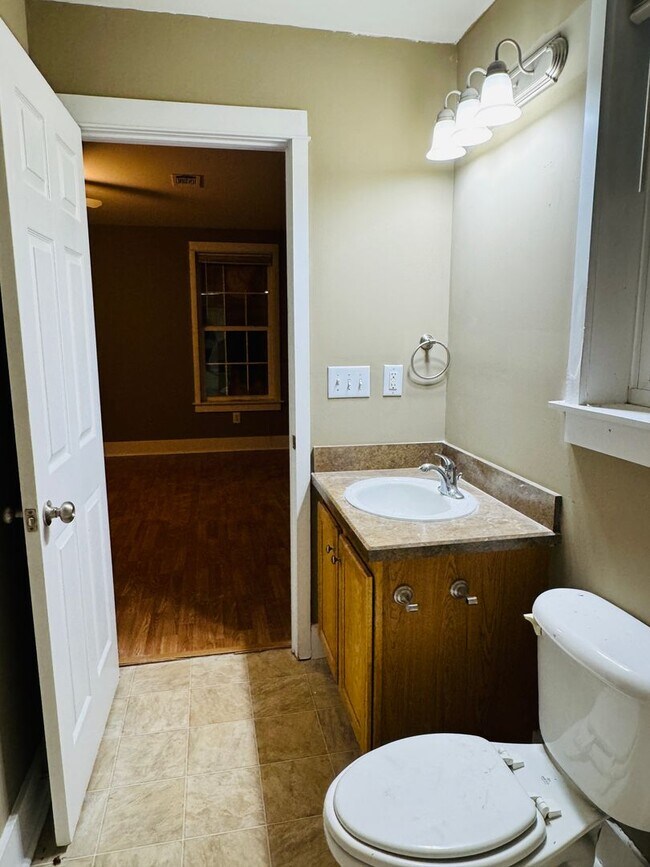 Building Photo - Charming 3-Bed, 2-Bath Home with Spacious ...