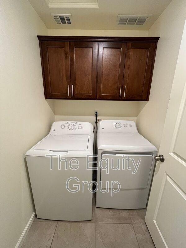 Building Photo - 2624 W McComb Ave