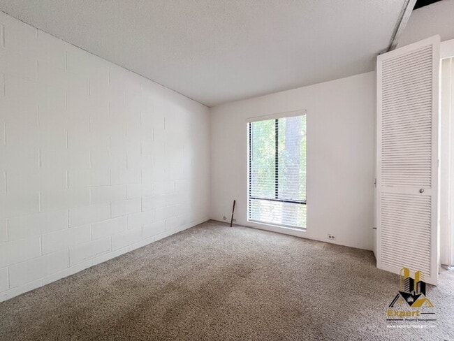 Building Photo - 887 Woodside Ln E