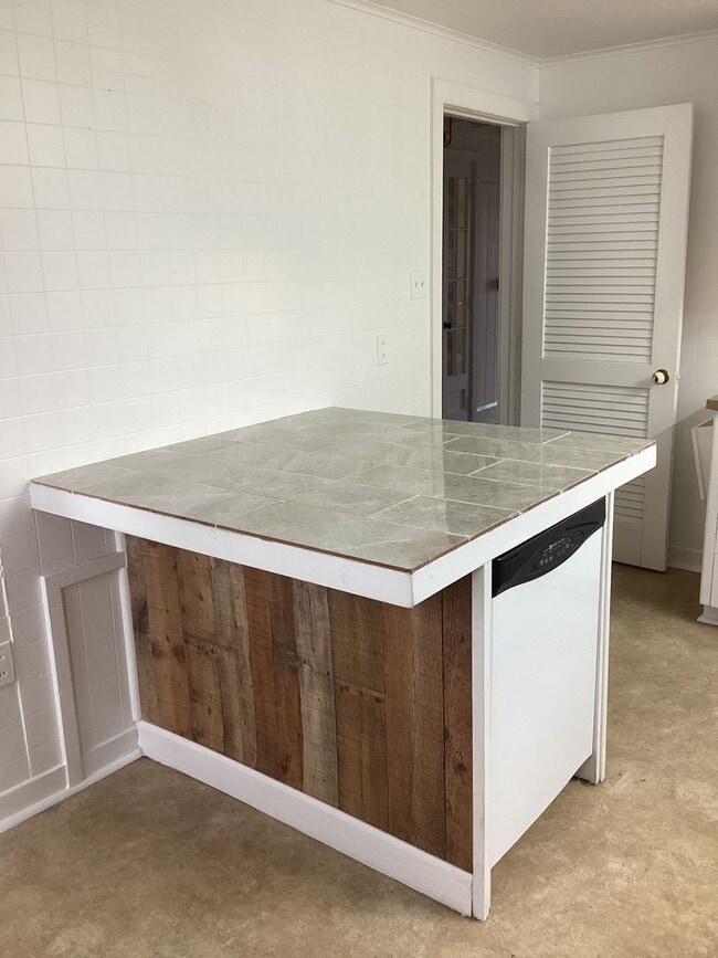 Building Photo - Two-Bedroom House