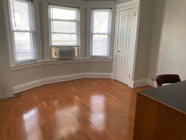 Building Photo - 163 Jewett Ave