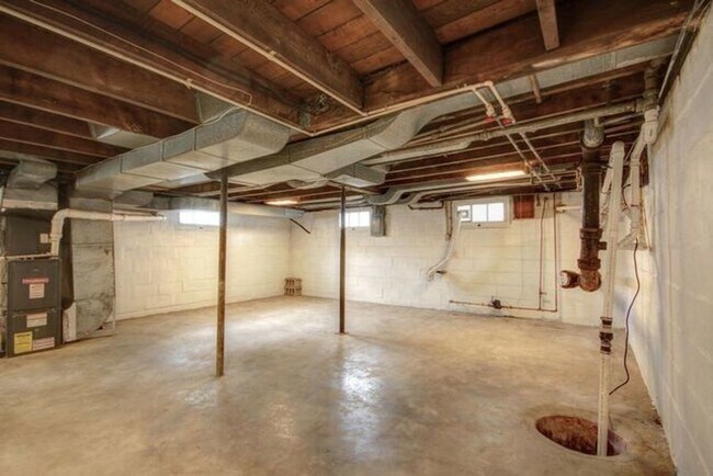 Building Photo - 3-bedroom home in Urbana available NOW!