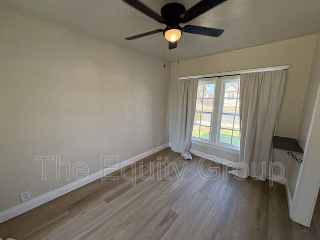 Building Photo - 209 E 11th St