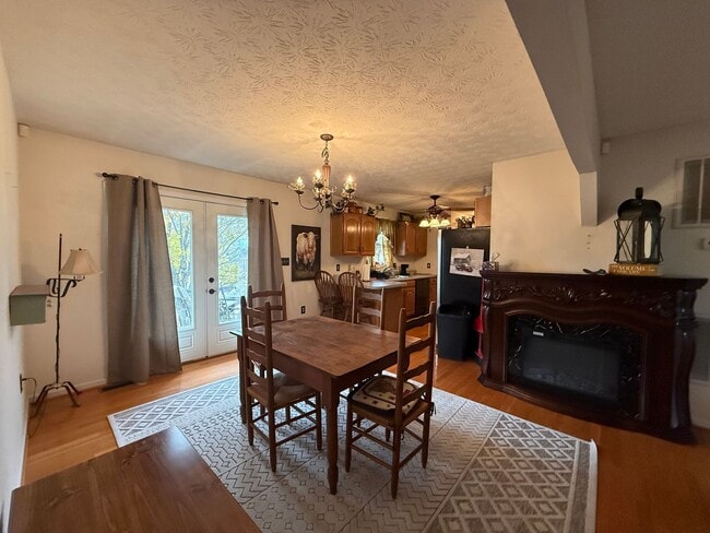 Building Photo - 3 Bedroom 2 Bathroom Fully Furnished Home ...