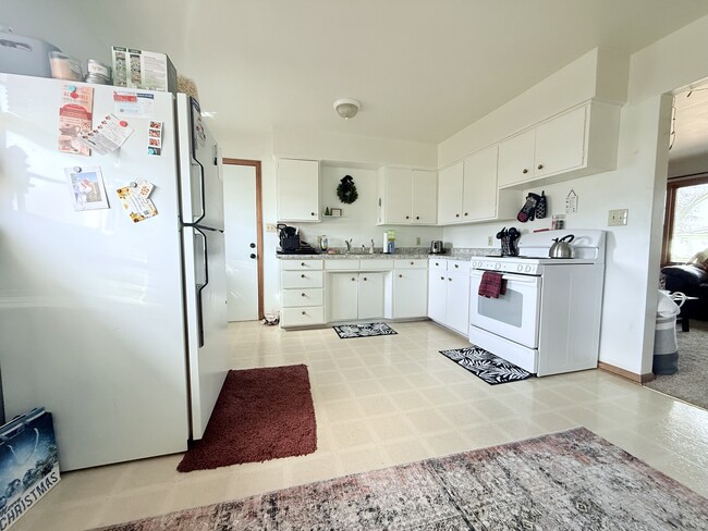 Kitchen - 1416 Starbeck Cir