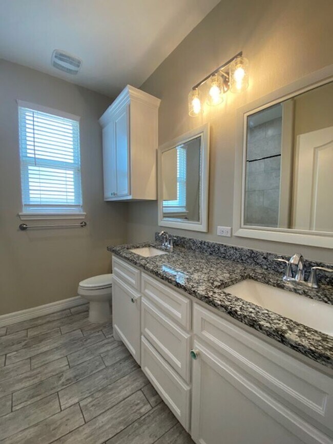 Building Photo - DCR642