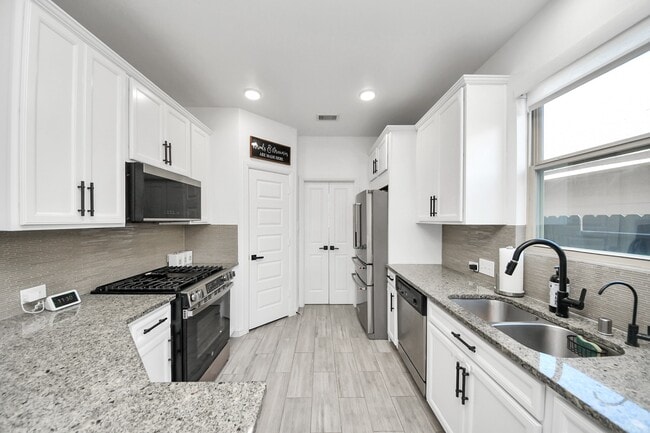 Building Photo - 8111 Fairfield Mnr Wy