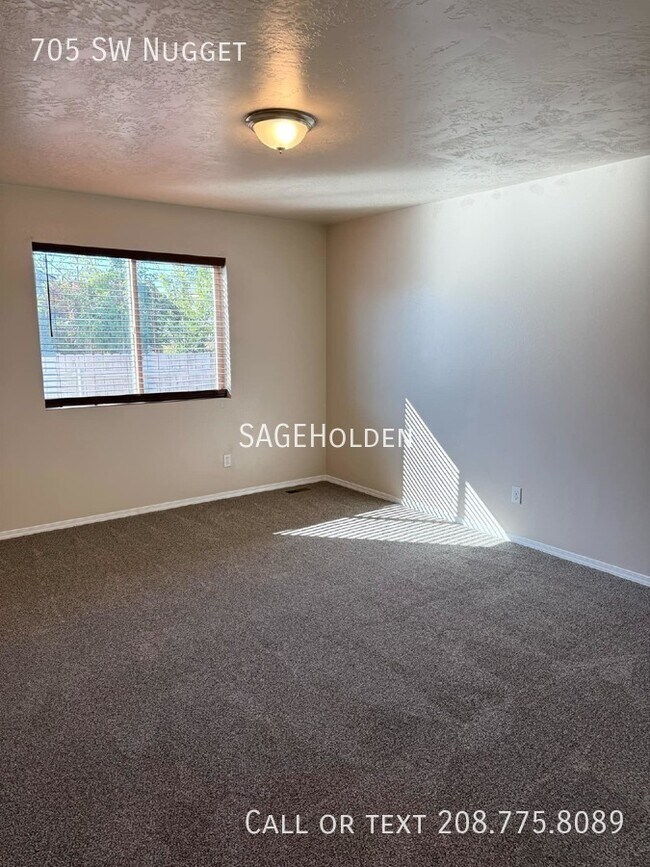 Building Photo - 705 SW Nugget-