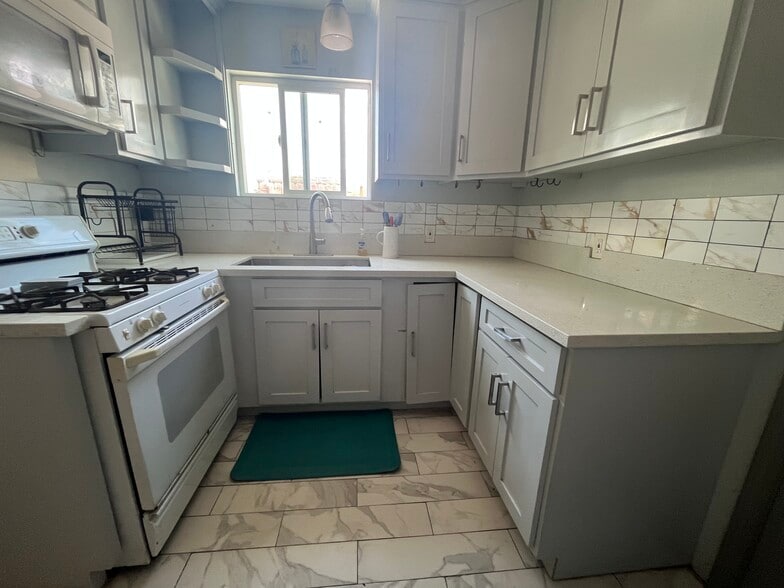 Building Photo - 1227 1/2 E 65th St