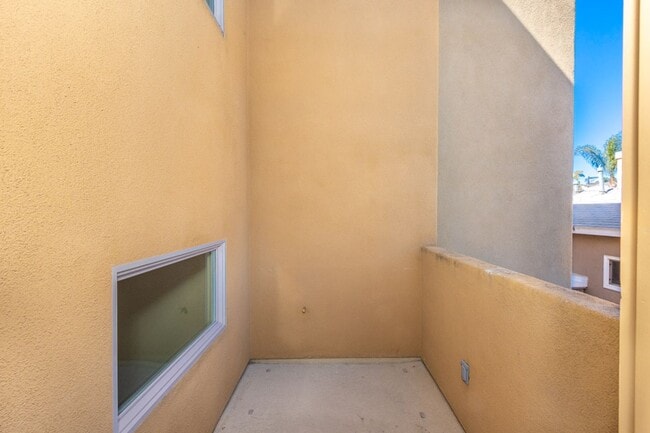 Building Photo - Beautiful 3 br/3.5ba Townhome in Pacific Beach Just Blocks to Crown Point Shores!