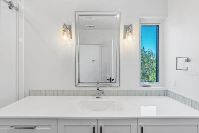 Building Photo - Modern Farmhouse w/ Pool and Paid Utilities