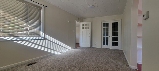 Building Photo - 2 bedroom 1 bath home with garage