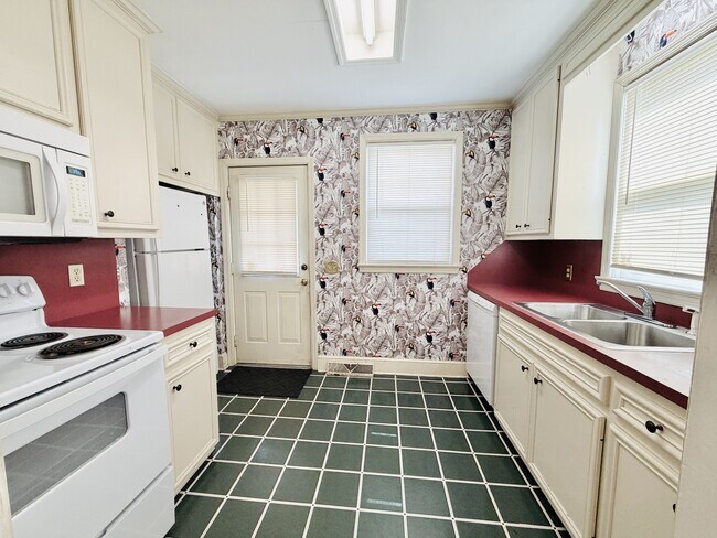 Building Photo - 409 9th St