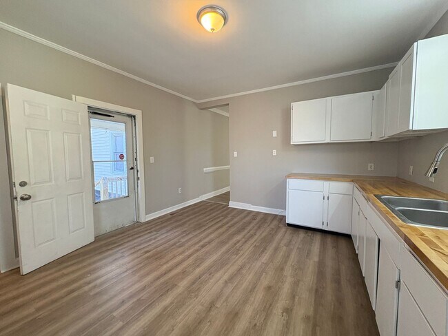 Building Photo - 3 Bedroom, 1 Bathroom House in Reidsville!