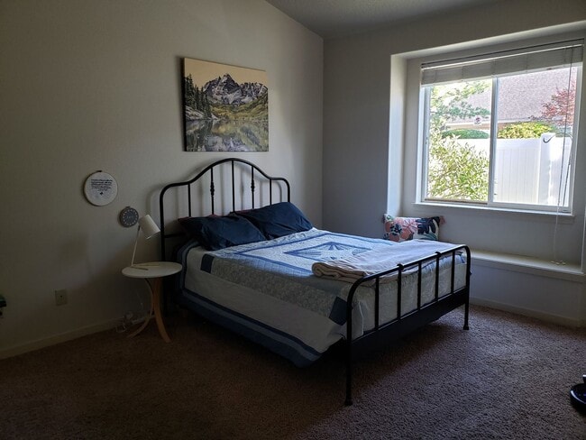 Building Photo - Charming & Comfortable Home