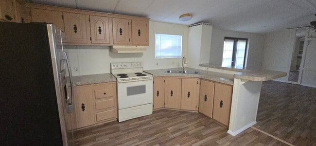 Building Photo - Model: Crown