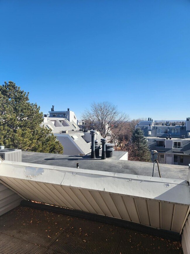 Building Photo - Cozy Split-level Condo with a Private Balcony!