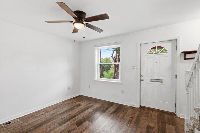 Building Photo - Cozy 2 Bedroom House Available Now!