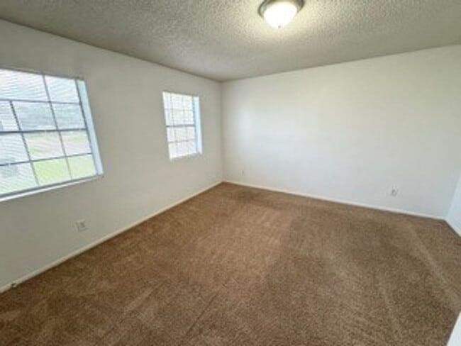 Building Photo - 6015 Bedford Dr
