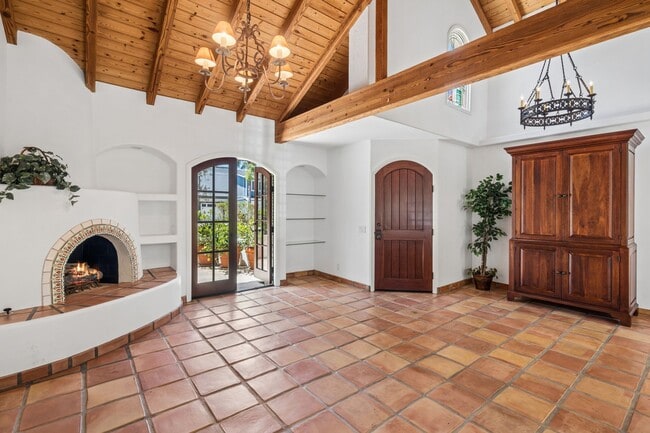 Building Photo - Charming 3BD Home in Coveted Newport Heights