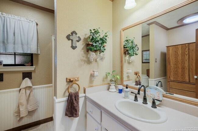 Building Photo - 1209 Oak Ln